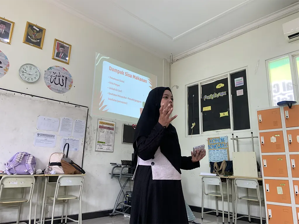 Pemateri Ayu Andini memaparkan materi terkait gerakan tolak sisa makanan. (doc. Mahasiswa Ilmu Komunikasi UPN “Veteran” Jawa Timur)