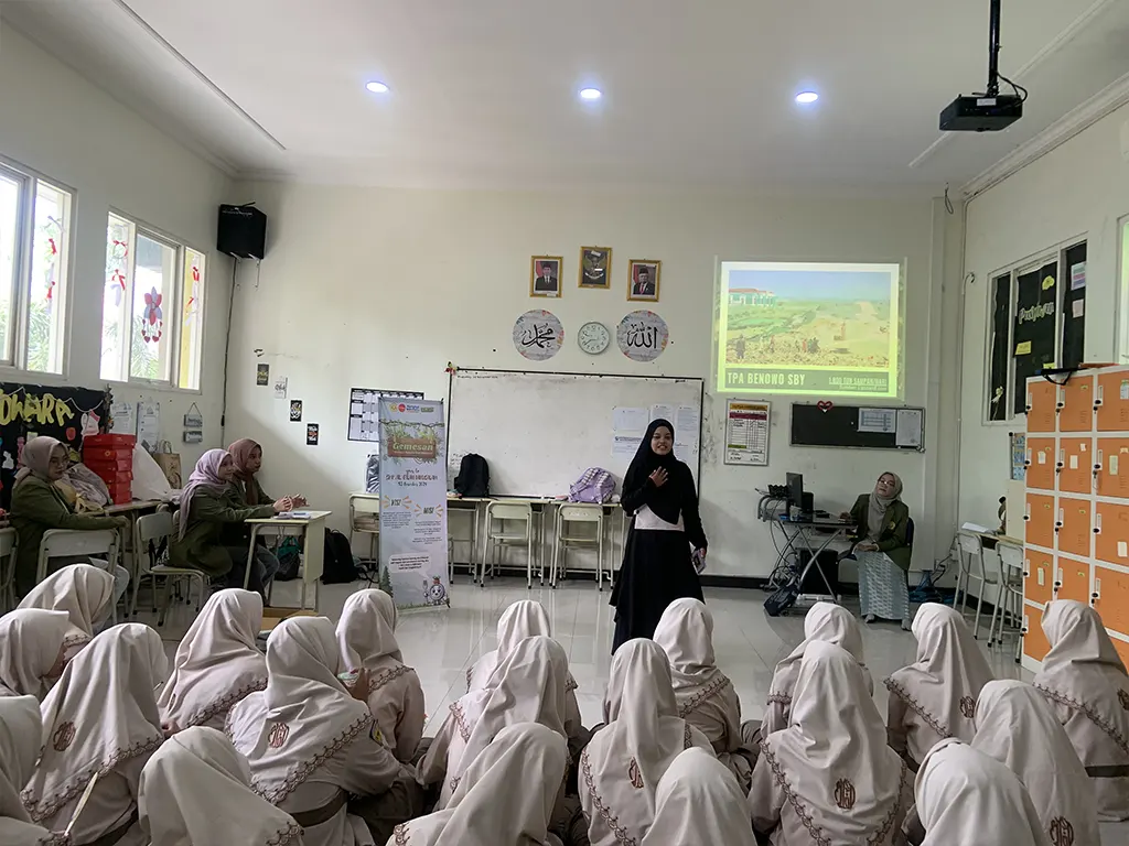 Sesi pemaparan materi oleh pemateri. (doc. Mahasiswa Ilmu Komunikasi UPN “Veteran” Jawa Timur)