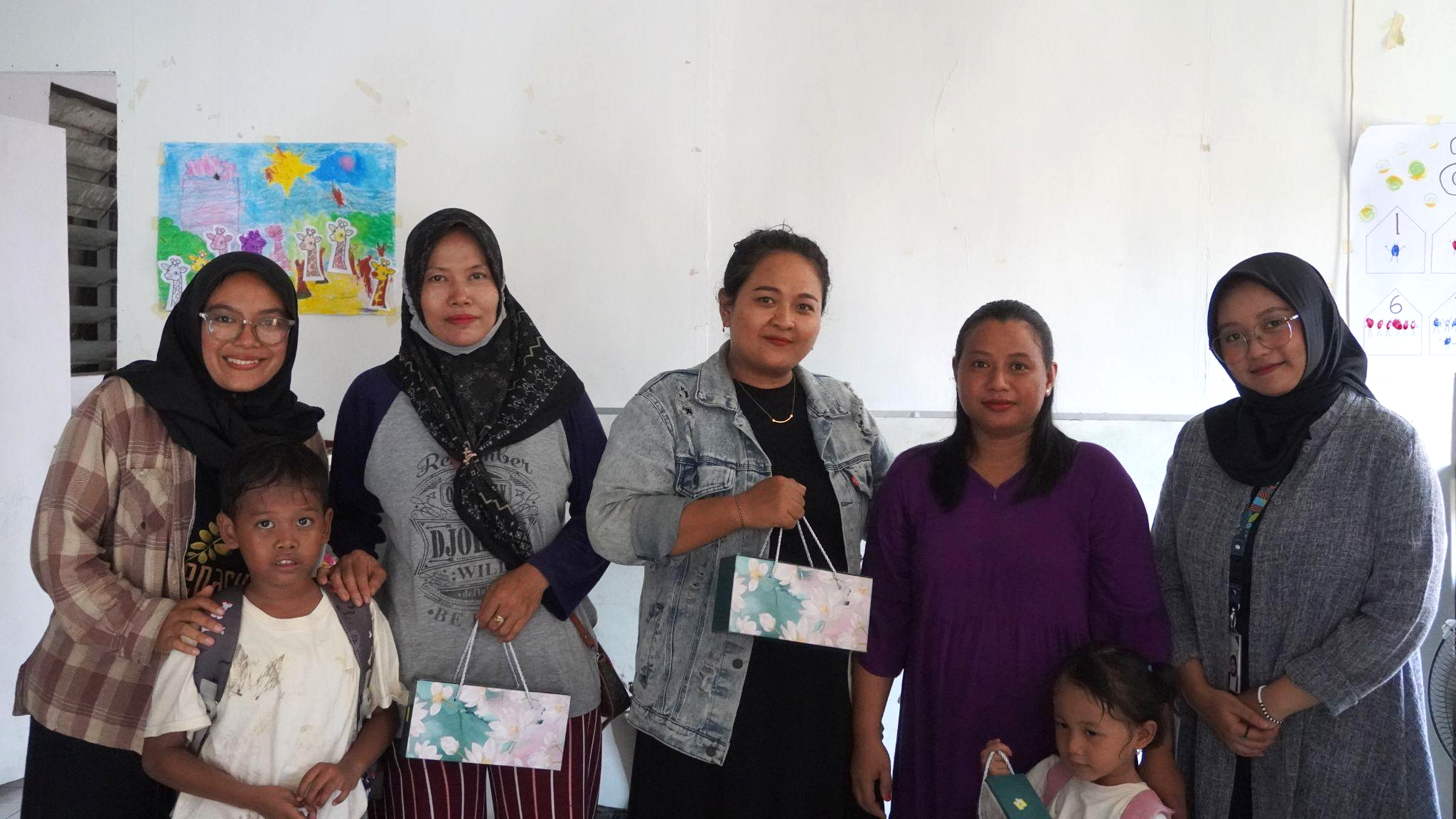 Neneng Hanifah Maryam, koordinator Sekolah Gajahwong (kiri) dan Siti Rafa Amira Hakam, konselor PUSPAGA PRIMA DIY (kanan) berfoto bersama peserta pemenang doorprize bersama peserta seminar. (doc. tim pelaksana seminar mahasiswa Ilmu Komunikasi Universitas Amikom Yogyakarta)