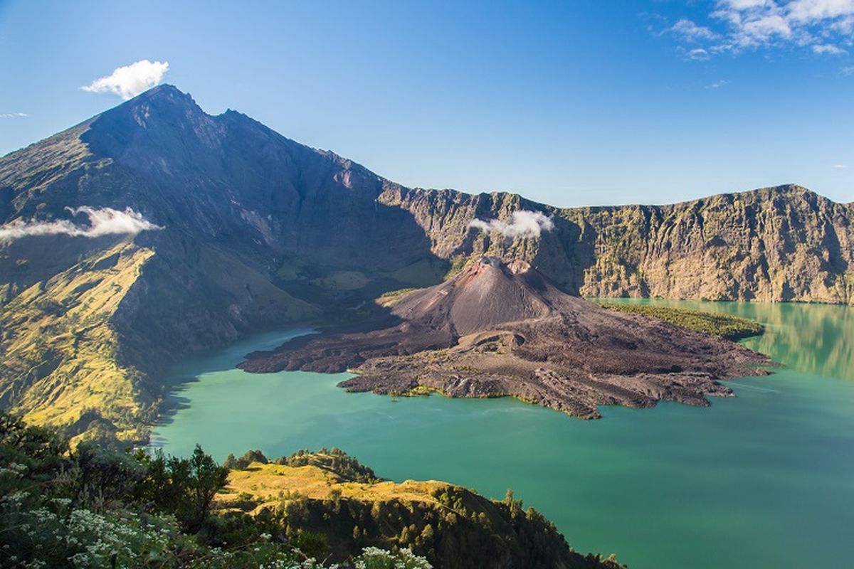 Ilustrasi pemandangan kawah Gunung Rinjani (SHUTTERSTOCK/K_Boonnitrod).