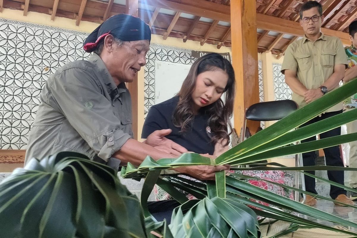 Wamenparf RI, Ni Luh Puspa belajar bikin topi anyaman daun kelapa saat mampir ke desa wisata Tinalah di kalurahan Pagerharjo, kapanewon Samigaluh, kabupaten Kulon Progo, Daerah Istimewa Yogyakarta. (doc. Kompas.com)