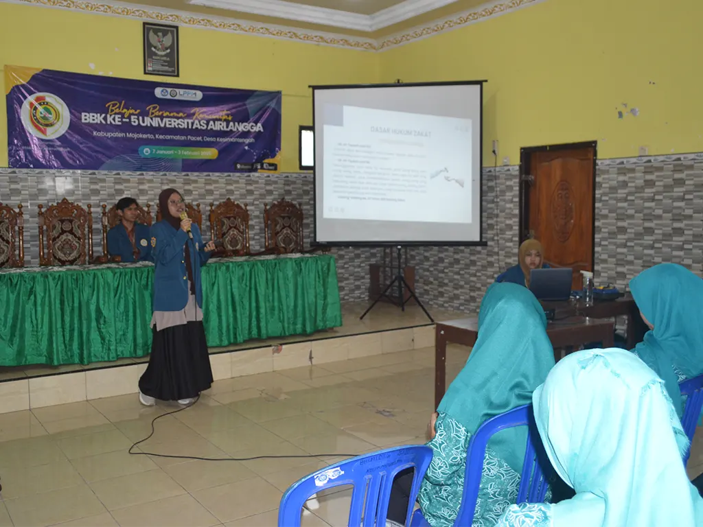 Desiyanti, pemateri pada KETALI mempresentasikan materinya mengenai ZISWA, Rabu (15/1/2025) di Balai Desa Kesimantengah. (doc. Pribadi)