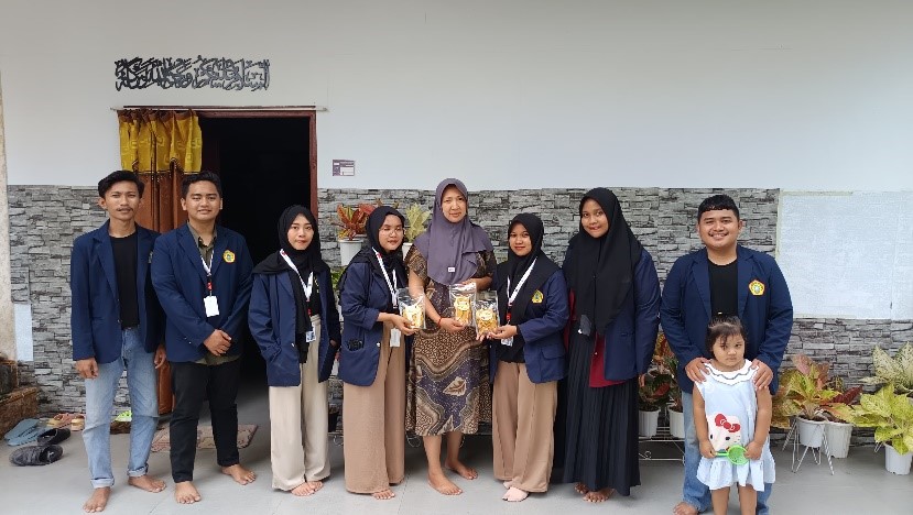 Dokumentasi Penyerahan Produk Kepada Ibu Kepala Desa. (doc. KKN UTM Kelompok 33)