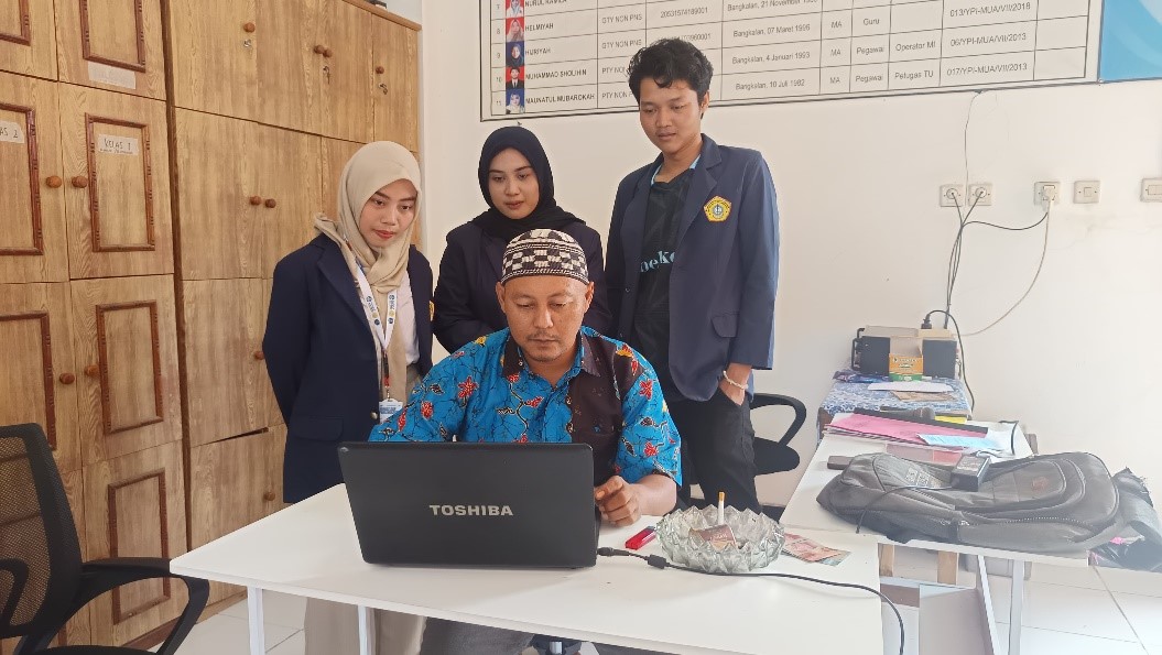 Dokumentasi Penyerahan dan Pelatihan Website. (doc. KKN UTM Kelompok 33)