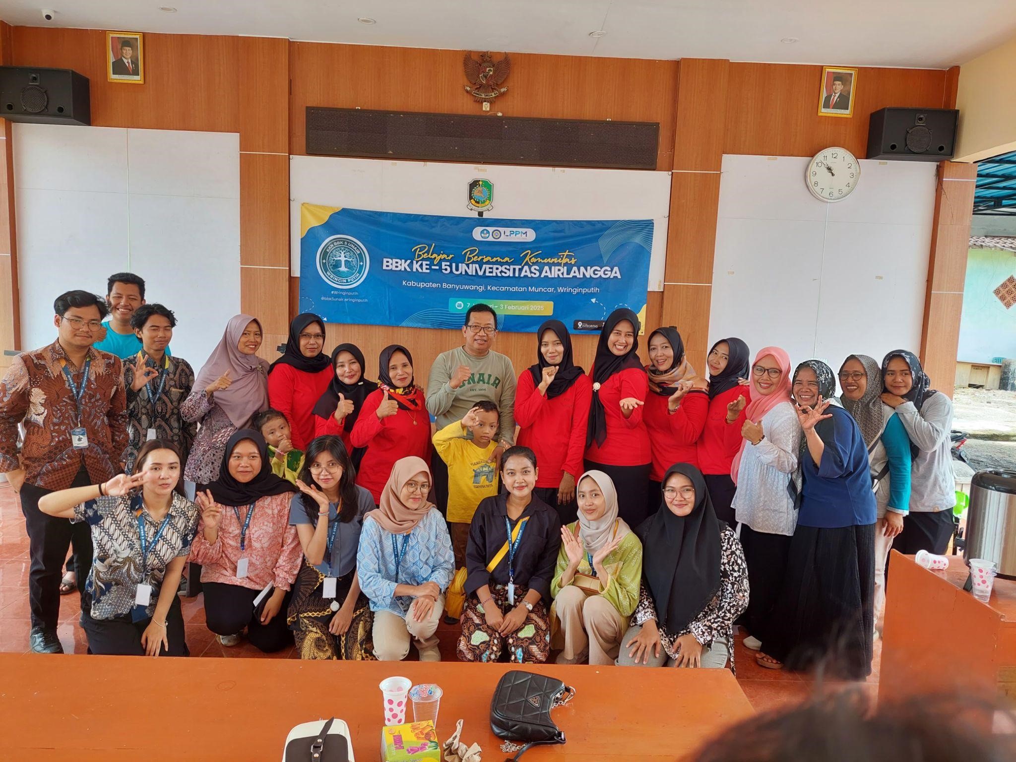 Dokumentasi bersama mahaisiswa KKN BBK 5 Unair dengan peserta kegiatan Penyuluhan BUDIKDAMBER di Desa Wringinputih, (22/1/2025). (doc. Pribadi)