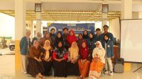 Dokumentasi bersama peserta sekolah rakyat di balai Desa Kramat, Kecamatan Bungah, Kabupaten Gresik, pada (16/01/2025). (doc. pribadi)