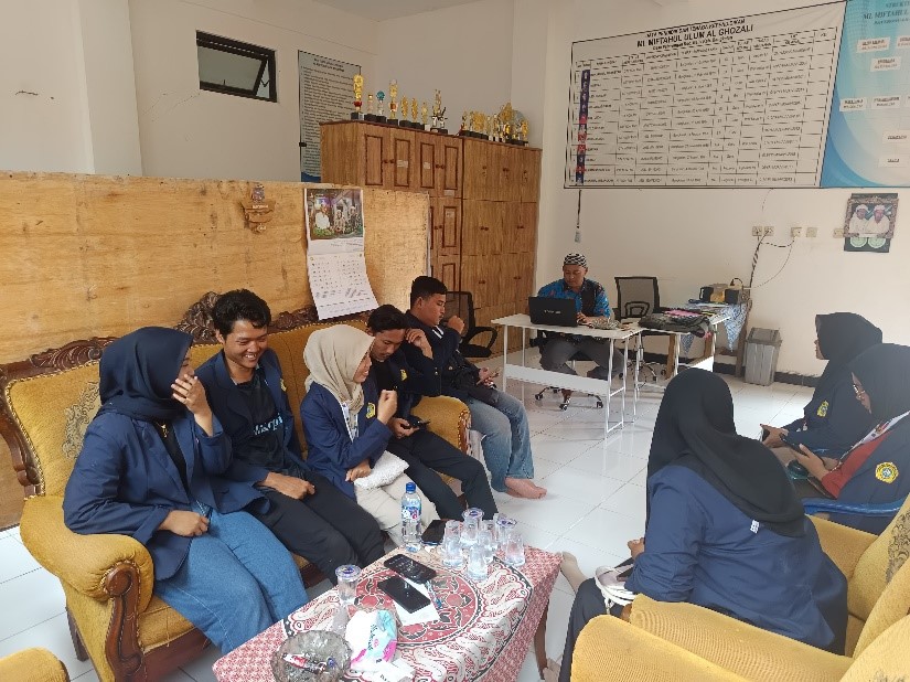 Dokumentasi bersama saat pelatihan Website. (doc. KKN UTM Kelompok 33)