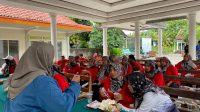 Dokumentasi pengenalan produk Kubuna Tea kepada ibu-ibu PKK Desa Kalipait. (doc. Pribadi)
