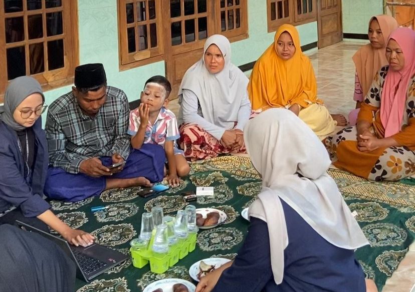 KKN Kelompok 6 UTM saat mengenalkan Web dan GForm untuk meningkatkan pelayanan publik di Desa Gili Timur. (doc. KKN Kelompok 6 UTM)