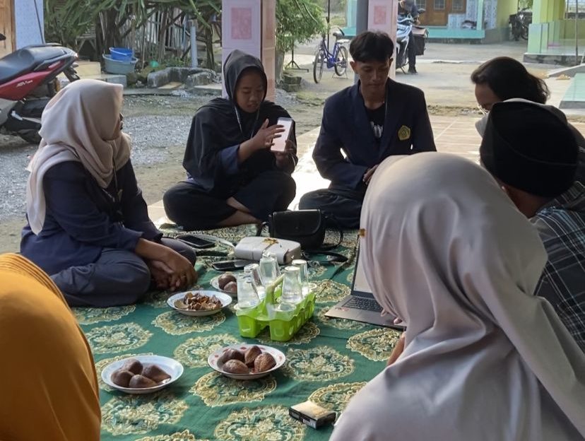 KKN Kelompok 6 UTM saat mengenalkan Web dan GForm untuk meningkatkan pelayanan publik di Desa Gili Timur. (doc. KKN Kelompok 6 UTM)