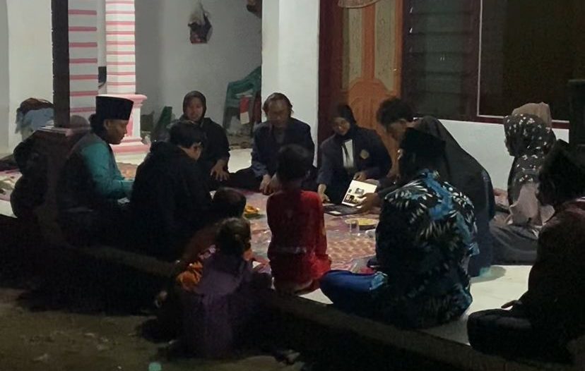 KKN Kelompok 6 UTM saat mengenalkan Web dan GForm untuk meningkatkan pelayanan publik di Desa Gili Timur. (doc. KKN Kelompok 6 UTM)