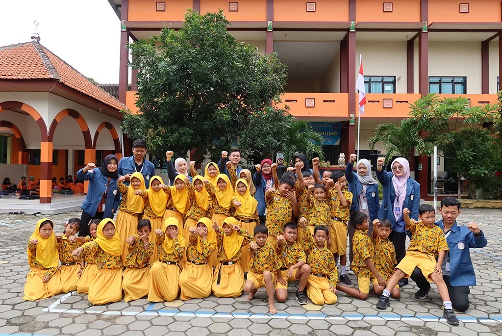 Mahasiswa KKN-BBK Universitas Airlangga melakukan kampanye dengan jargon “Be a Hero, Say No to Bullying” sebagai pencegahan bullying di SDN Warugunung, Desa Warugunung, Kecamatan Pacet, Kabupaten Mojokerto, pada (16/1/2025). (doc. KKN-BBK 5 Unair)