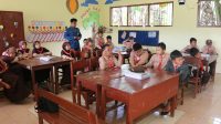 Aksi Mahasiswa KKN-BBK 5 Universitas Airlangga saat memberikan edukasi bahaya bullying kepada siswa kelas 4 dan 5 SDN Kedungudi (doc. KKN-BBK 5 UNAIR)