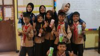 Potret siswa kelas 3 SDN Kedungudi bersama celengan kreatifnya. (doc. KKN-BBK 5 UNAIR)