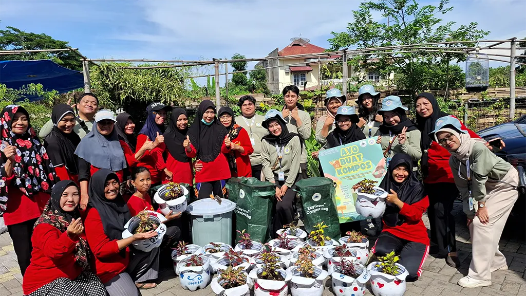 Mahasiswa BBK 5 Unair berfoto bersama dengan perwakilan RW 06 setelah penyerahan tanaman dan edukasi terkait kompos. (doc. pribadi)
