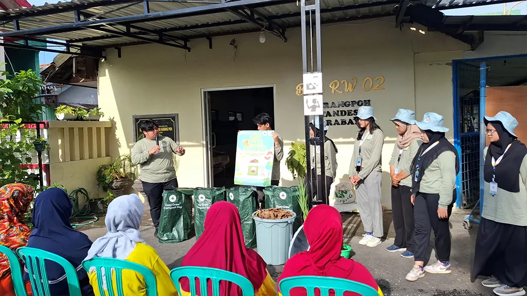 Mahasiswa BBK 5 Unair memberikan edukasi dan demonstrasi terkait pembuatan pupuk kompos di balai RW 02. (doc. pribadi)