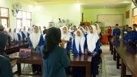 Mahasiswa KKN-BBK Universitas Airlangga sedang memberikan materi pencegahan bullying dalam program "BERLABU" di SMPN 2 Trawas, Desa Penanggungan, Kecamatan Trawas, Kabupaten Mojokerto, pada (16/1/2025). (doc. Pribadi) Mahasiswa KKN-BBK Universitas Airlangga sedang memberikan materi pencegahan bullying dalam program "BERLABU" di SMPN 2 Trawas, Desa Penanggungan, Kecamatan Trawas, Kabupaten Mojokerto, pada (16/1/2025). (doc. Pribadi)