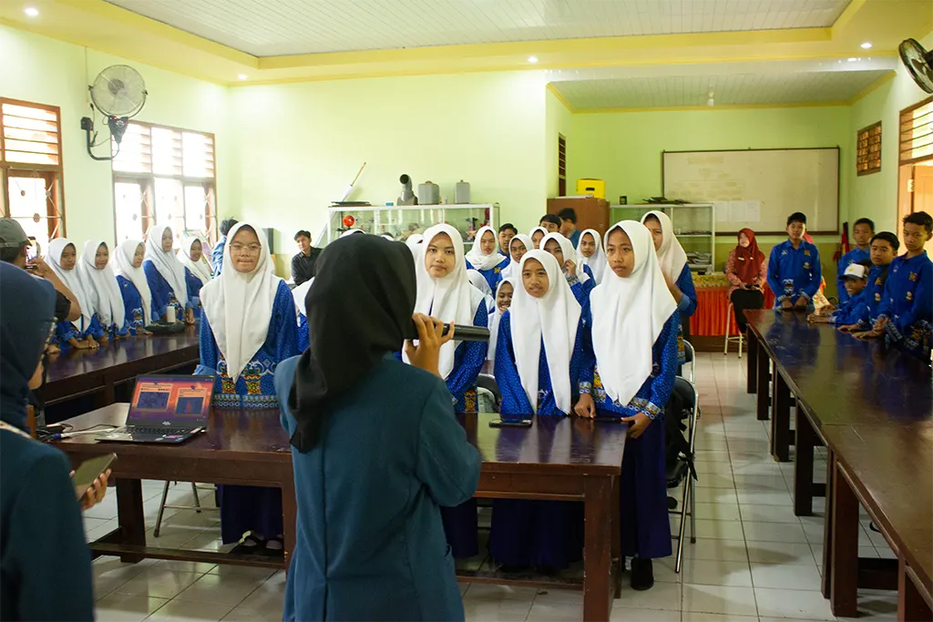 Mahasiswa KKN-BBK Universitas Airlangga sedang memberikan materi pencegahan bullying dalam program "BERLABU" di SMPN 2 Trawas, Desa Penanggungan, Kecamatan Trawas, Kabupaten Mojokerto, pada (16/1/2025). (doc. Pribadi)
