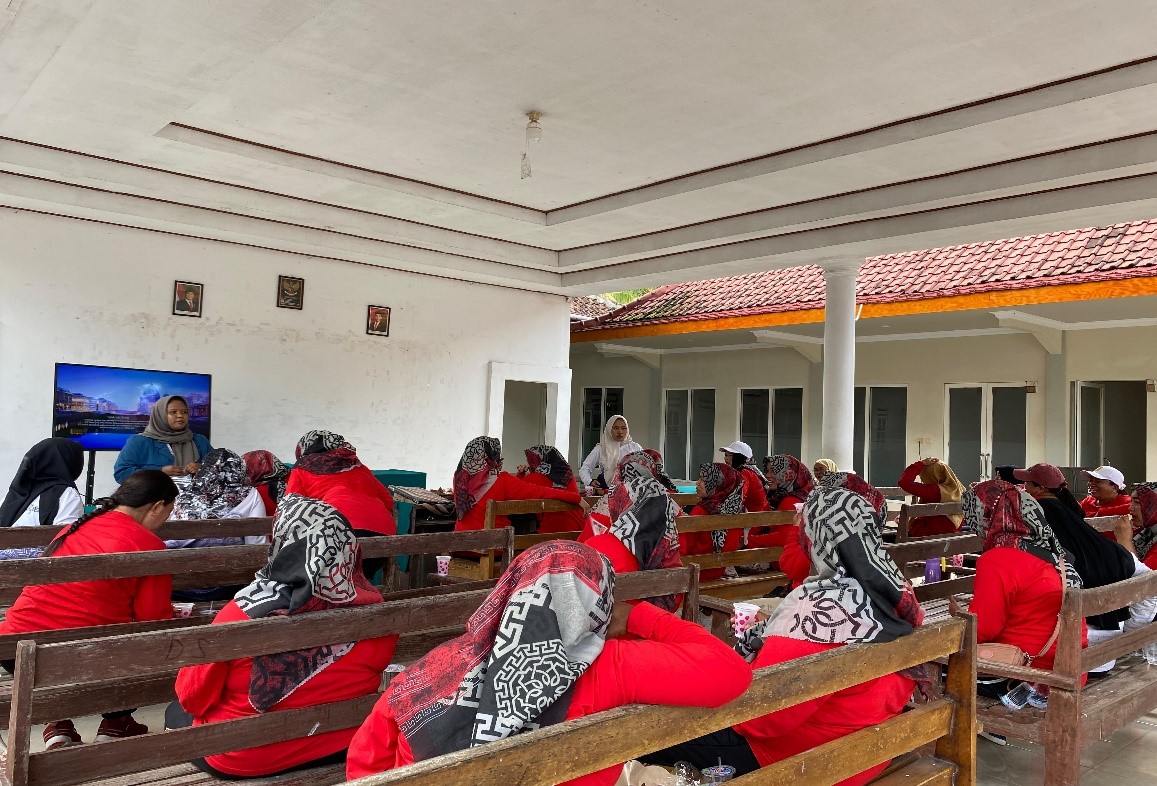 Pengenalan produk Kubuna Tea oleh Ketua Kelompok KKN BBK 5 UNAIR Desa Kalipait. (doc. Pribadi)