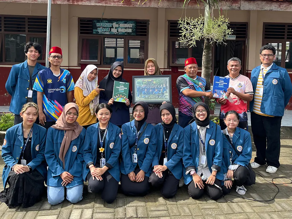 Penyerahan Modul Ajar IPA dan IPS kepada guru pengajar SDN 1 Gebangangkrik. (doc. Pribadi)