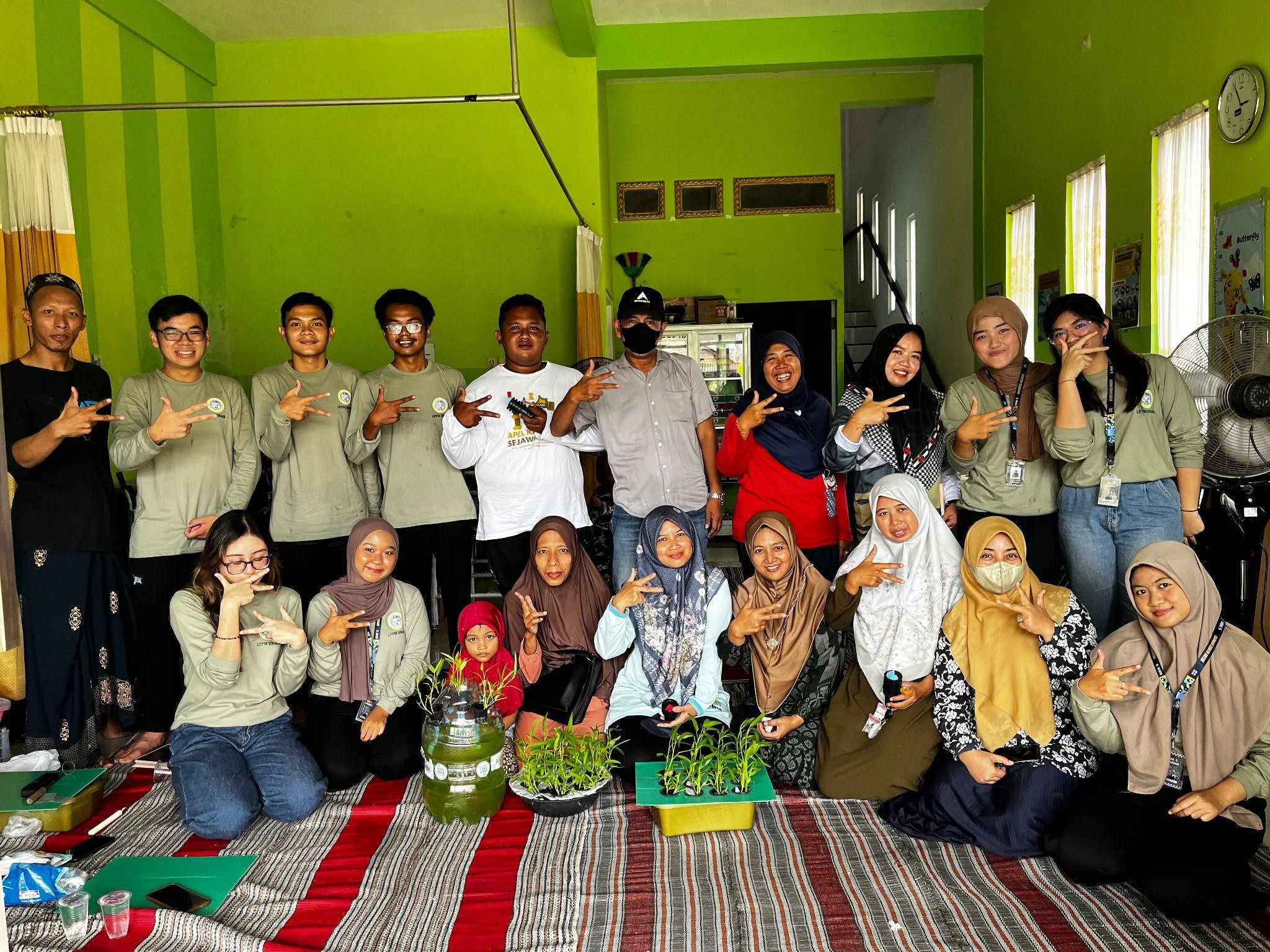 Peserta kegiatan Pelatihan Urban Gardening serta contoh hidroponik yang telah berhasil. (doc. pribadi)