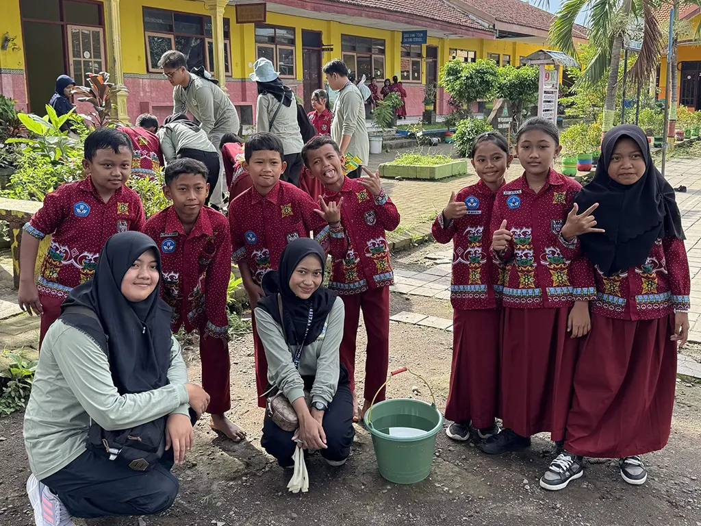Praktik menguras bersama siswa kelas 5 SDN Bening. (doc. pribadi)
