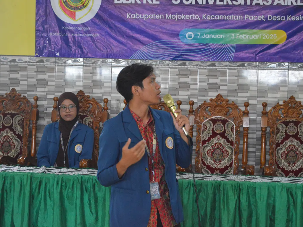 Rizky Dhafin, pemateri pada RELIKU mempresentasikan materinya mengenai perencanaan keuangan keluarga, Rabu (15/1/2025) di Balai Desa Kesimantengah. (doc. Pribadi)