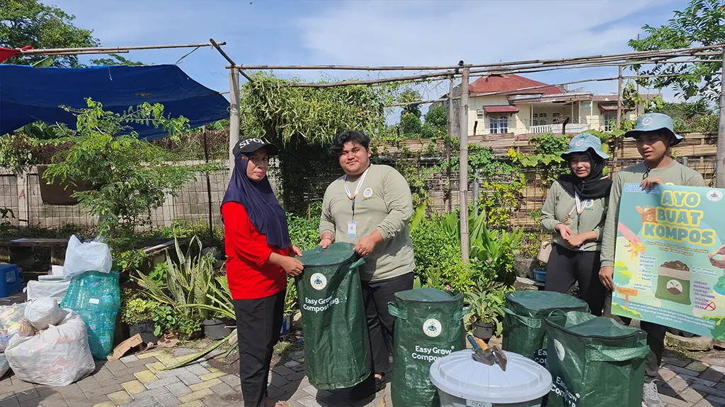 Simbolis penyerahan kantong komposter kepada ketua pengurus bank sampah RW 06. (doc. pribadi)