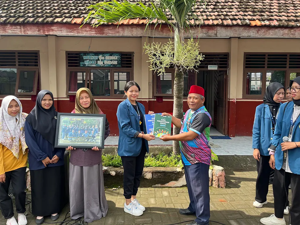 Simbolis penyerahan modul ajar IPA dan IPS kepada guru pengajar dan pak Ali selaku kepala sekolah SDN 1 Gebangangkrik. (doc. Pribadi)