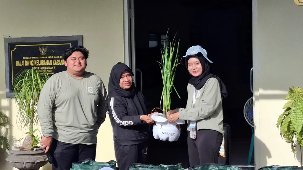 Simbolis penyerahan tanaman dari mahasiswa BBK 5 Unair kepada ketua RW 02 Karangpoh. (doc. pribadi)