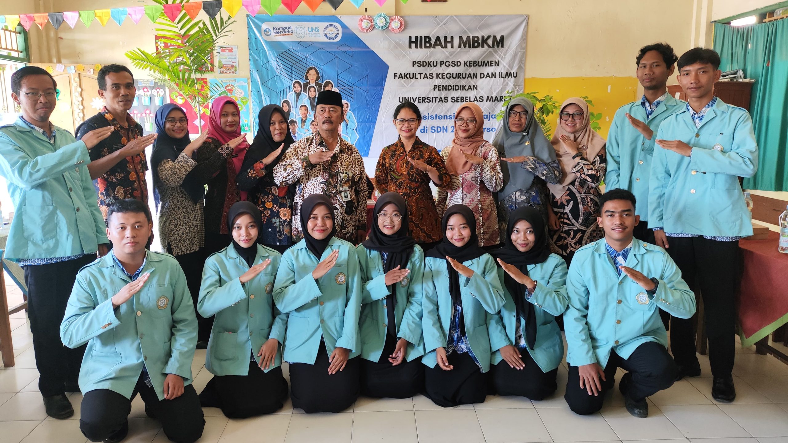 Dokumentasi bersama dengan para guru SDN 2 Adikaraso. (doc. Tim MBKM SDN 2 Adikaraso PGSD UNS Kampus Kebumen)