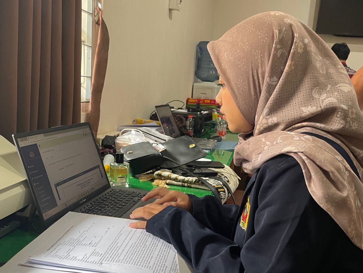 Marsya Wida Sofiyani, salah satu mahasiswa dari Fakultas Psikologi Universitas Muria Kudus (UMK) saat mengikuti program Praktik Kerja Lapangan (PKL) di Kantor Pertanahan Kudus. (doc. pribadi)