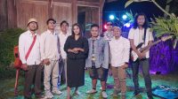 Happy Hanyu dan Tiyo LDR saat perform peluncuran single berjudul "Telat" diiringi Band Poltacoustic. (doc. Pribadi)