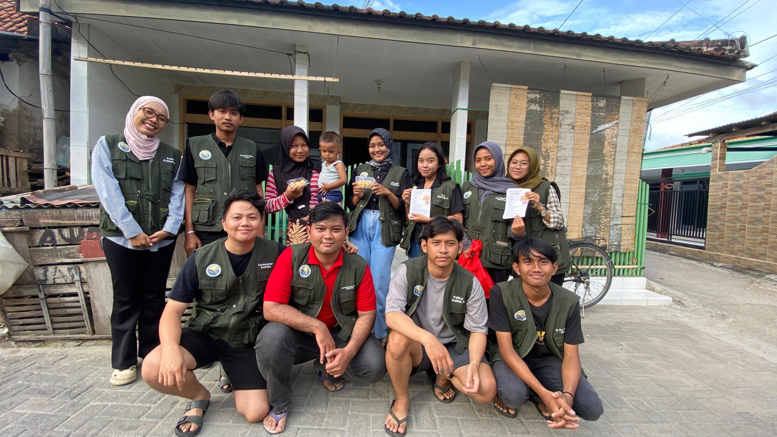 Dokumentasi bersama mahasiswa KKN UTM setelah memperkenalkan inovasi, yakni olahan nugget berbahan dasar ikan tongkol kepada waraga (18/1/2024). (doc. KKN UTM kelompok 23)