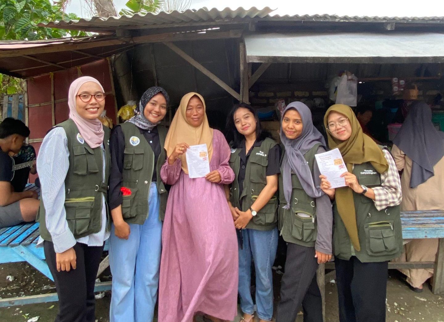 Dokumentasi bersama mahasiswa KKN UTM dengan para siswa peserta sosialiasi Literasi Digital di SDN 1 Prancak, (10/1/2024). (doc. KKN UTM kelompok 23)