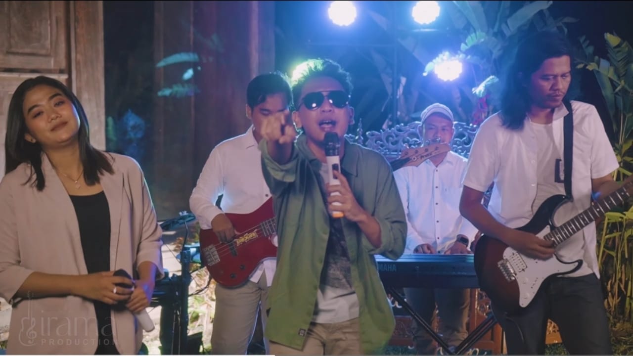 Ronald Dewa dan Happy Hanyu Saat Perform Feelingku bersama grup band Poltacoustic. (doc. Pribadi)