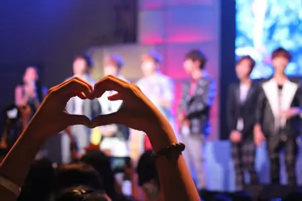 ilustrasi penggemar KPop menonton konser/gmanetwork.com