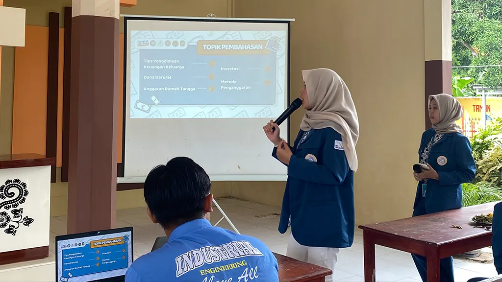 Edukasi dan simulasi perencanaan keuangan keluarga oleh mahasiswa KKN BBK 5 Universitas Airlangga. (doc. pribadi)