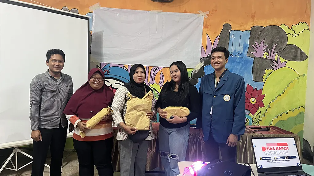 
Dokumentasi Bapak Sugiharto, S.T dan Maulana Achmad bersama dengan tiga pemenang kuis, salah satunya adalah Bu Erna selaku Ketua KSH yang berada di tengah pada foto. (doc. BBK 5 UNAIR Tanjungsari 2)
