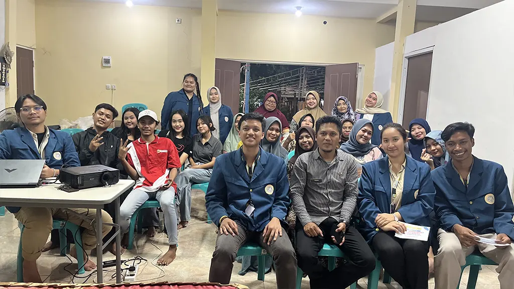 Dokumentasi bersama di Balai RW 2 Kelurahan Tanjungsari, Kecamatan Sukomanunggal, Surabaya pada hari Jumat, 24 Januari 2025 pukul 19.52 WIB. (doc. BBK 5 UNAIR Tanjungsari 2)