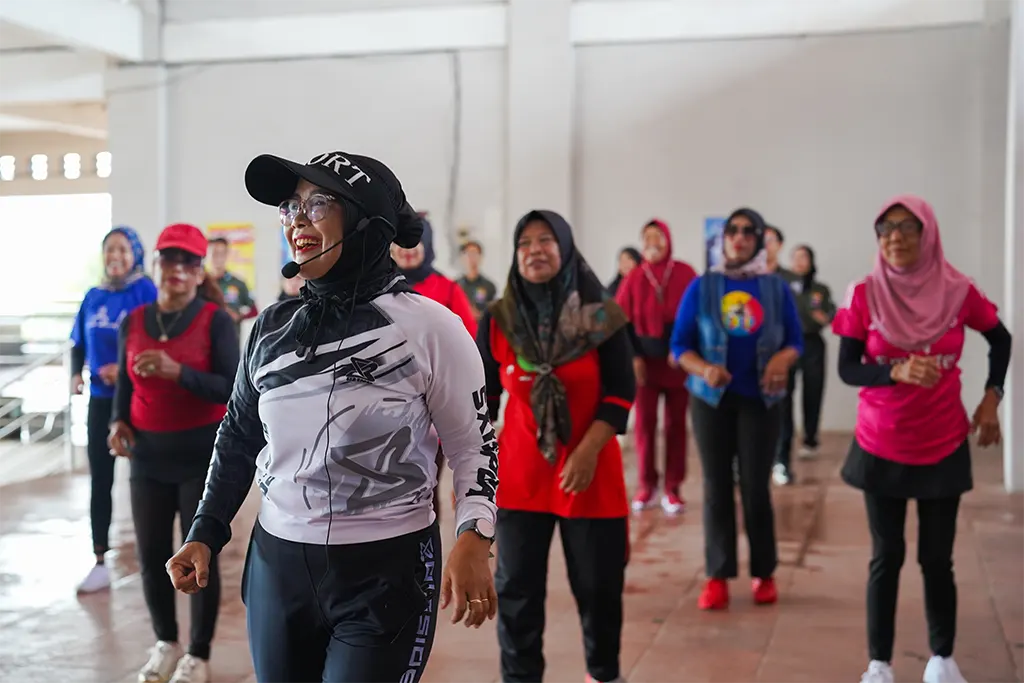 Kegiatan olahraga bersama yang diselenggarakan bersama para pedagang dan anggota Asosiasi Pedagang Pasar Seluruh Indonesia (APPS) Pasar Bantul pada Minggu (26/1/2025). (doc. Intania Ayumirza/UMBY)