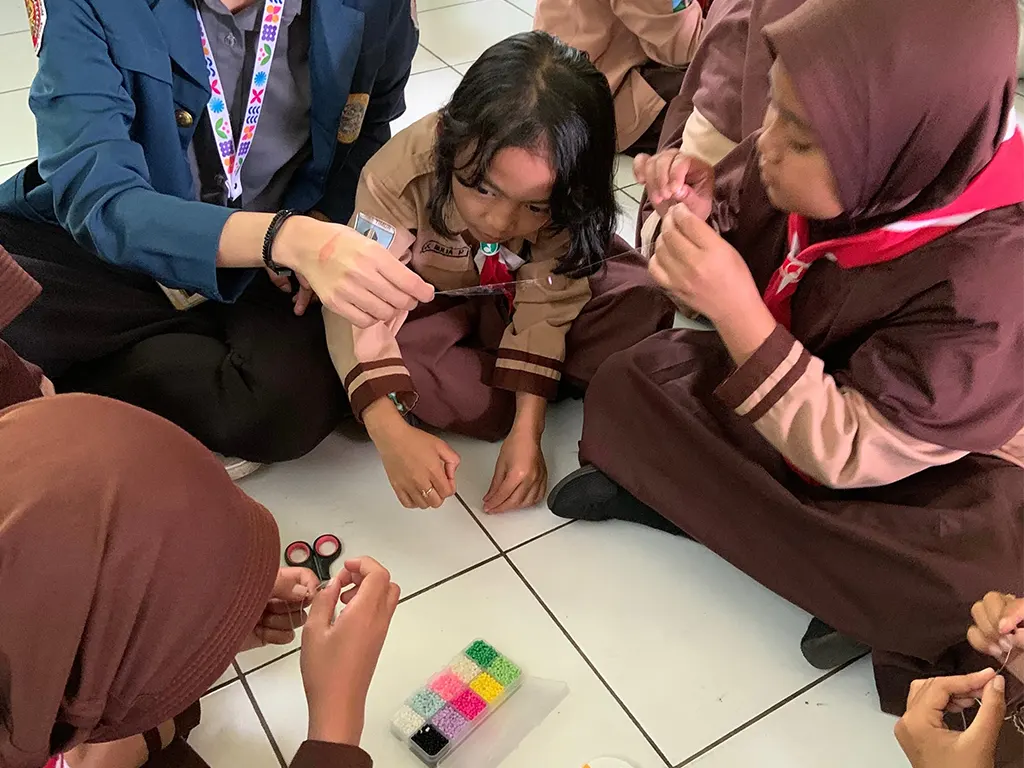 Antusias siswa saat mengkuti kelas membuat gelang manik-manik. (doc. Pribadi)