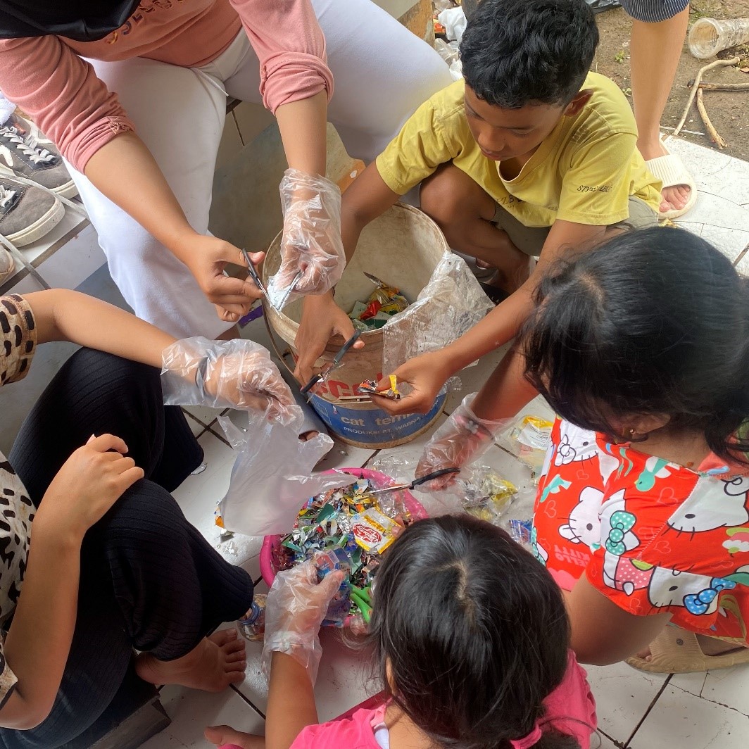 Bekerjasama membuat Kreasi Ecobrick bersama anak-anak. (doc. Pribadi)