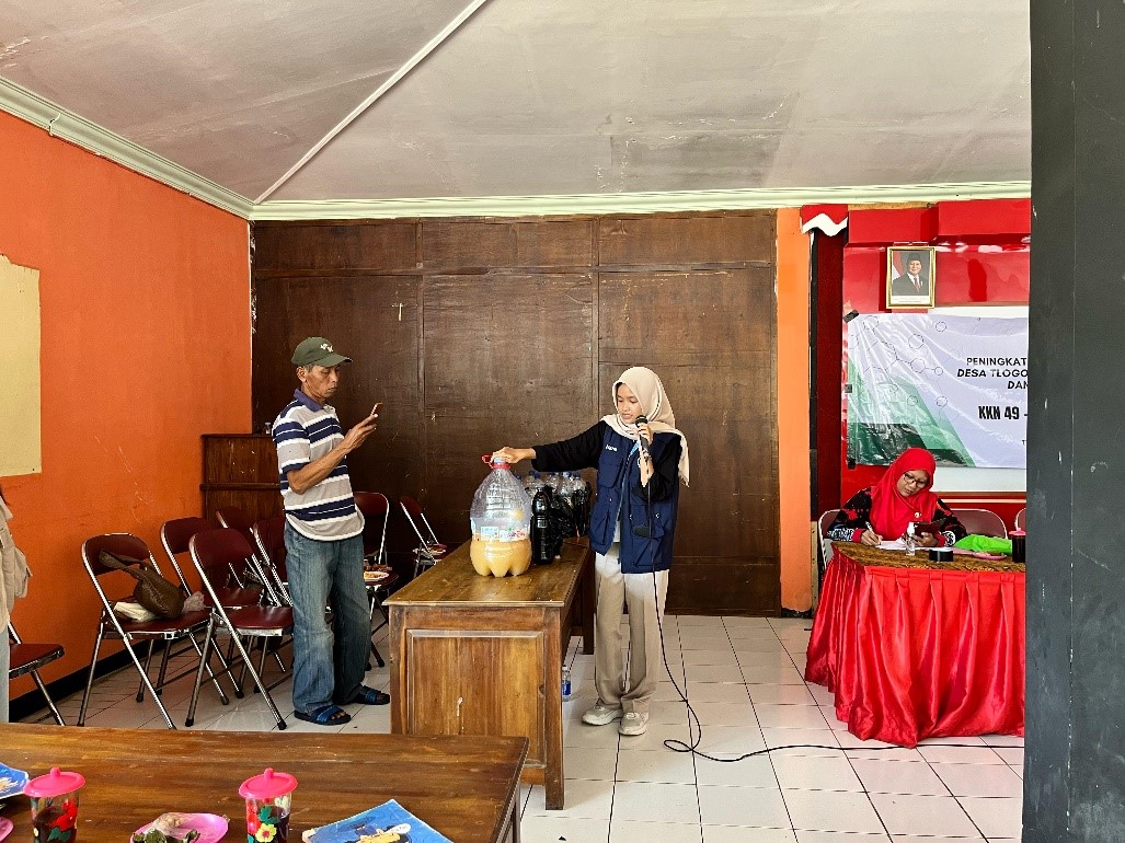 Demonstrasi pembuatan pupuk organik cair dari air leri. (doc. KKN UNS 130)