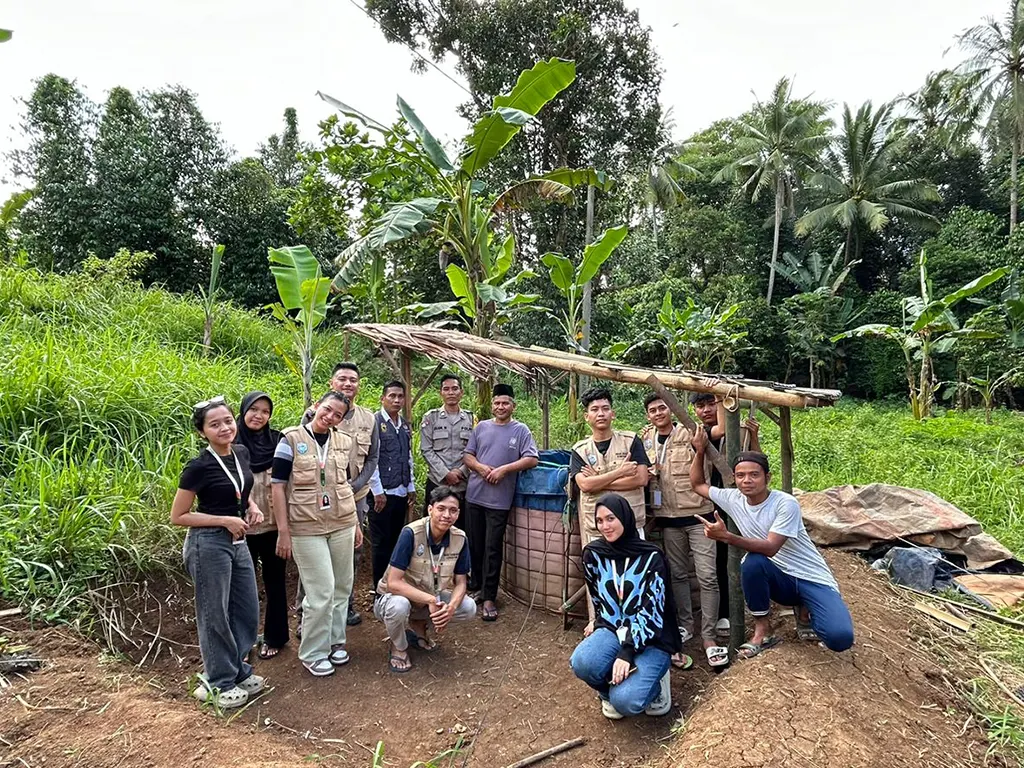 Dokumentasi Dokumentasi bersama setelah pelaksanaan kegiatan Pembuatan Kolam dan Mendistribusikan Benih Ikan kepada Masyarakat Kampung Banjarsari, Desa Balekambang, (5/2/2025). (doc. Pribadi)