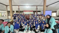 Dokumentasi Foto Bersama Workshop Pembuatan Minyak Angin Aromatherapy di Desa Guwotirto oleh Tim KKN EPPM UNS 124 Desa Guwotirto. (doc. KKN EPPM UNS 124 Desa Guwotirto) Dokumentasi Foto Bersama Workshop Pembuatan Minyak Angin Aromatherapy di Desa Guwotirto oleh Tim KKN EPPM UNS 124 Desa Guwotirto. (doc. KKN EPPM UNS 124 Desa Guwotirto)