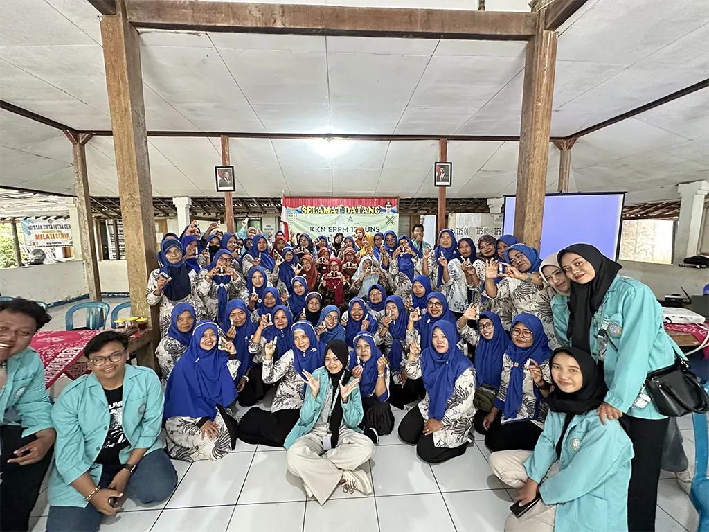 Dokumentasi Foto Bersama Workshop Pembuatan Minyak Angin Aromatherapy di Desa Guwotirto oleh Tim KKN EPPM UNS 124 Desa Guwotirto. (doc. KKN EPPM UNS 124 Desa Guwotirto)