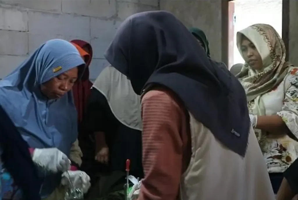 Dokumentasi Proses Pembuatan minyak angin bersama Ibu-ibu PKK. (doc. KKN UNS 80)