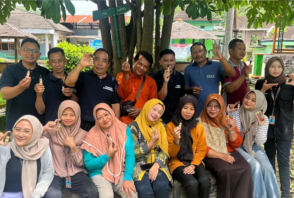 Dokumentasi bersama Bapak dan Ibu Perangkat Desa Sumberejo. (doc. KKN UNS 80)