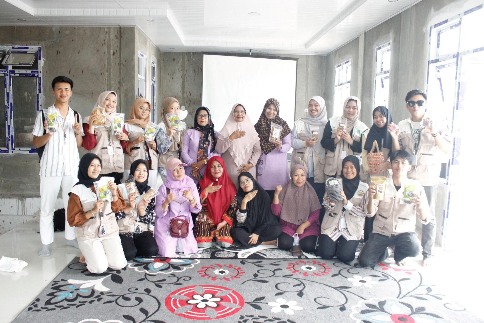 Dokumentasi bersama UMKM setelah Pembuatan QRIS. (doc. KKN UNAND Nagari Kinari)